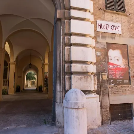 Ducale In Piazza Del Popolo A *