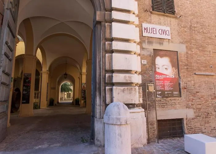 Ducale In Piazza Del Popolo A *